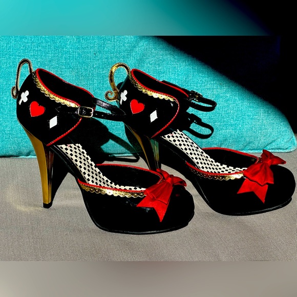 Queen of hearts/Alice In Wonderland heels size 9-never worn - Picture 1 of 8